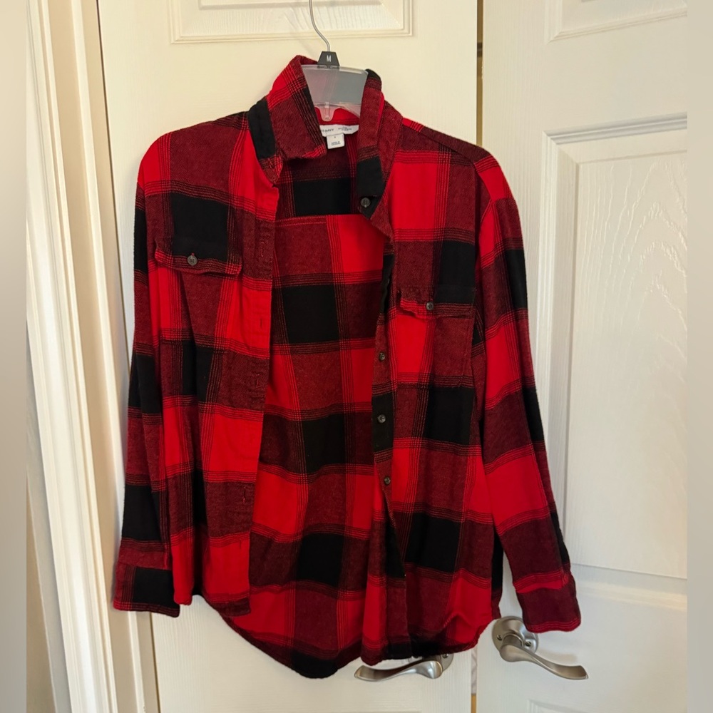 Old navy red and black boyfriend flannel. Size small